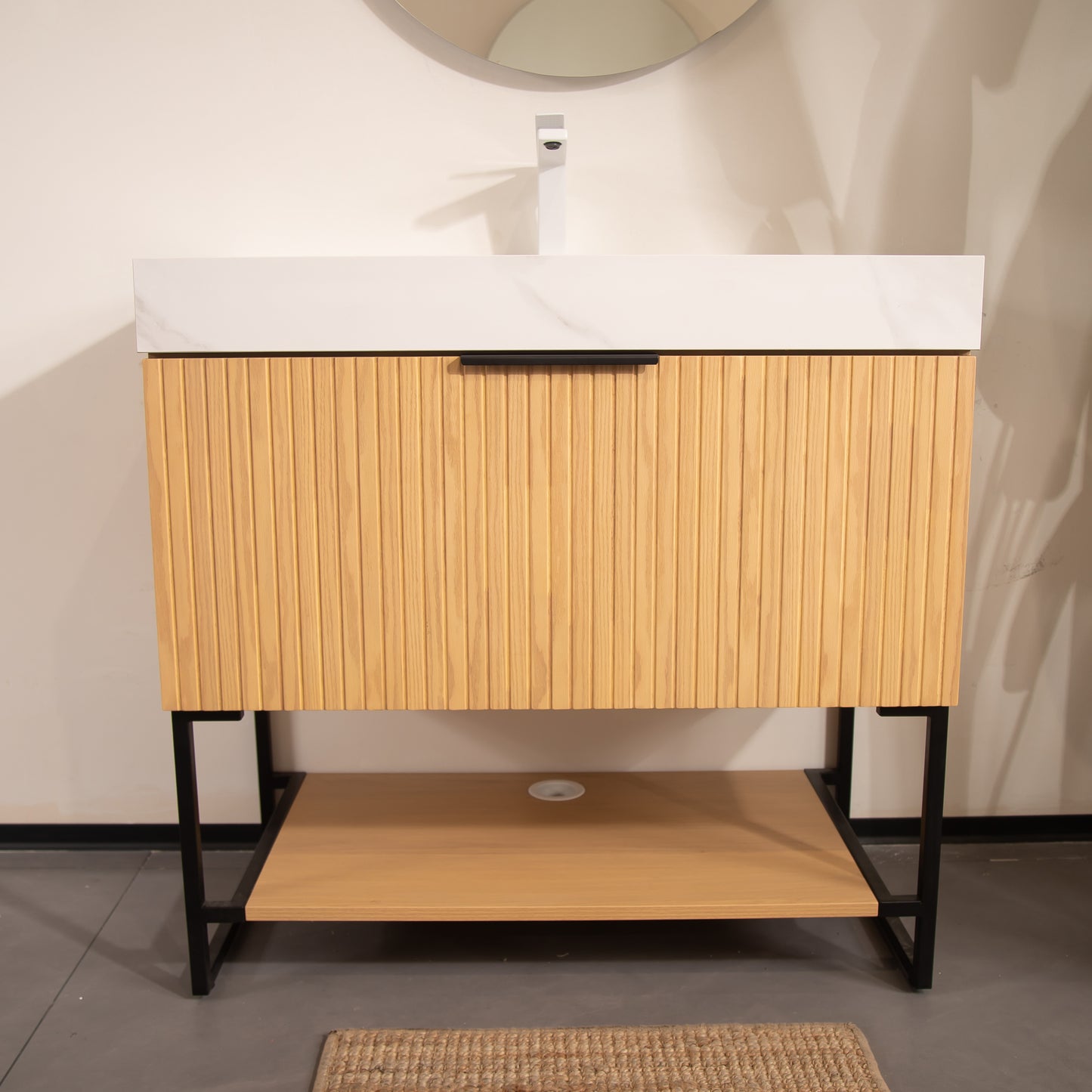 YOLAN 36" Badezimmer-Waschtisch und Waschbecken, freistehender gestreifter Sperrholz-Aufbewahrungsschrank mit Schublade und offenem Regal, Carrara-Weiß, Corolla-Eiche 