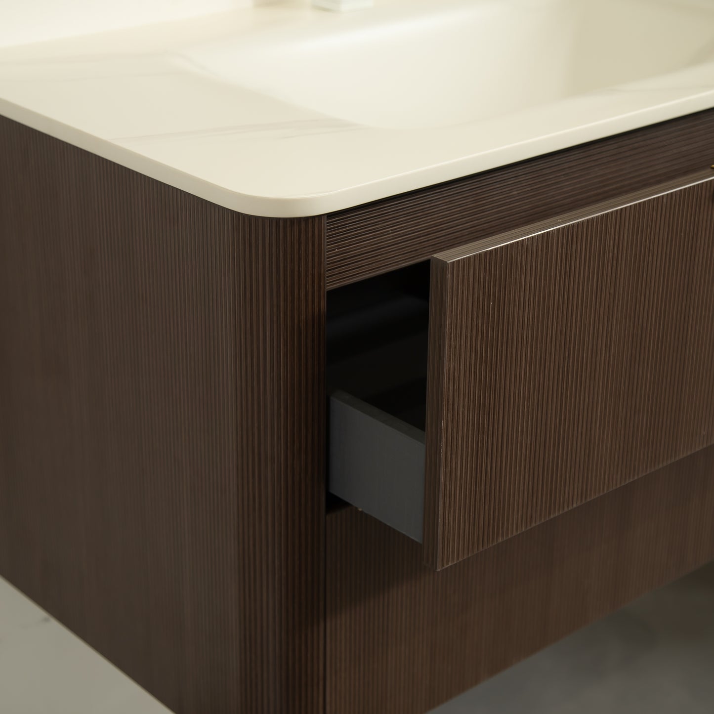 ZANE 30 Badezimmer-Waschtisch mit Waschbecken, schwebender Aufbewahrungsschrank aus Sperrholz mit ultra-Nadelstreifen und Schubladen, italienische Walnussholzmaserung